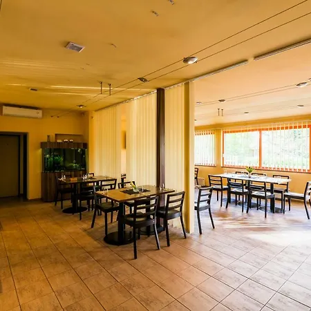 Piranha 招待所 3*