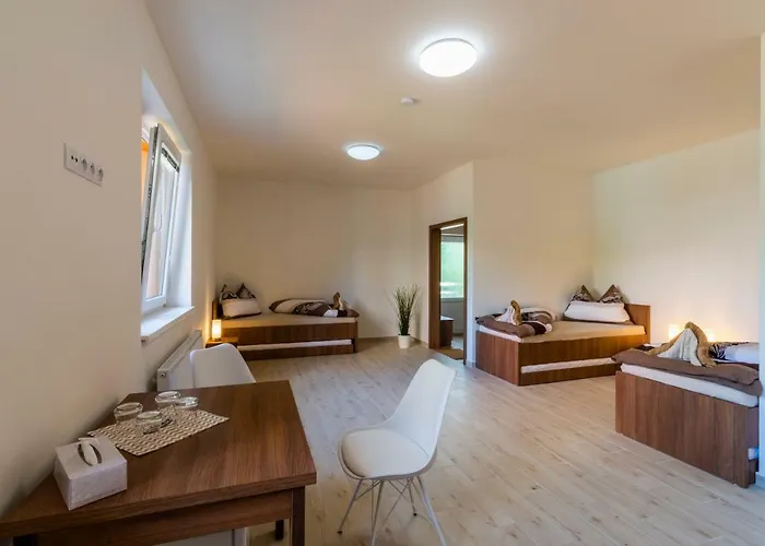 Piranha 招待所 Mělník